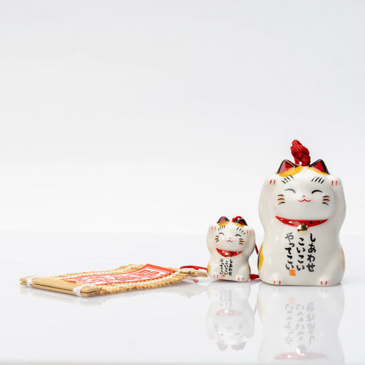 Front of the parent cat bell, brushed in three columns with しあわせ こいこい やってこい