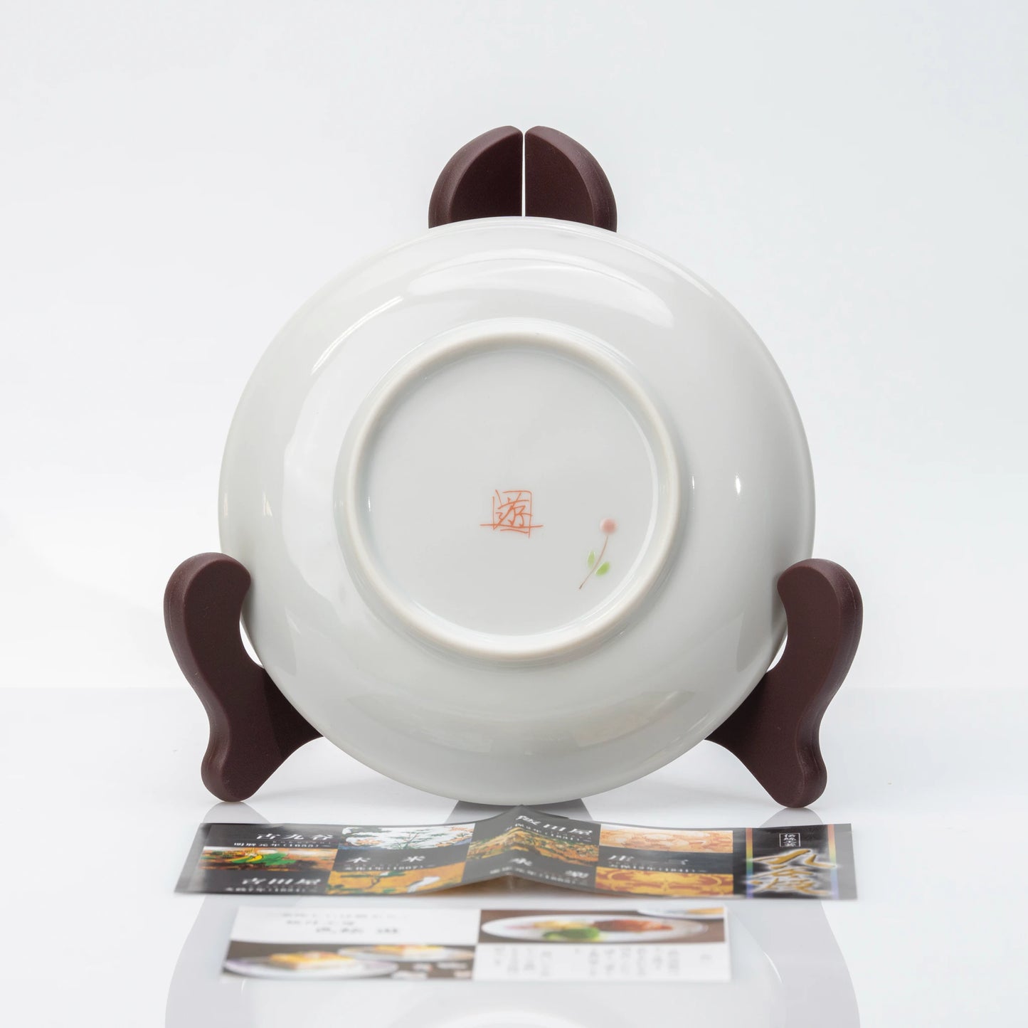 Back view of Hidamari Cats plate displayed on a stand