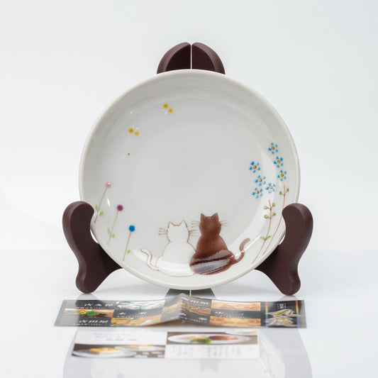Front view of Hidamari Cats Kutani plate with two cats and flowers