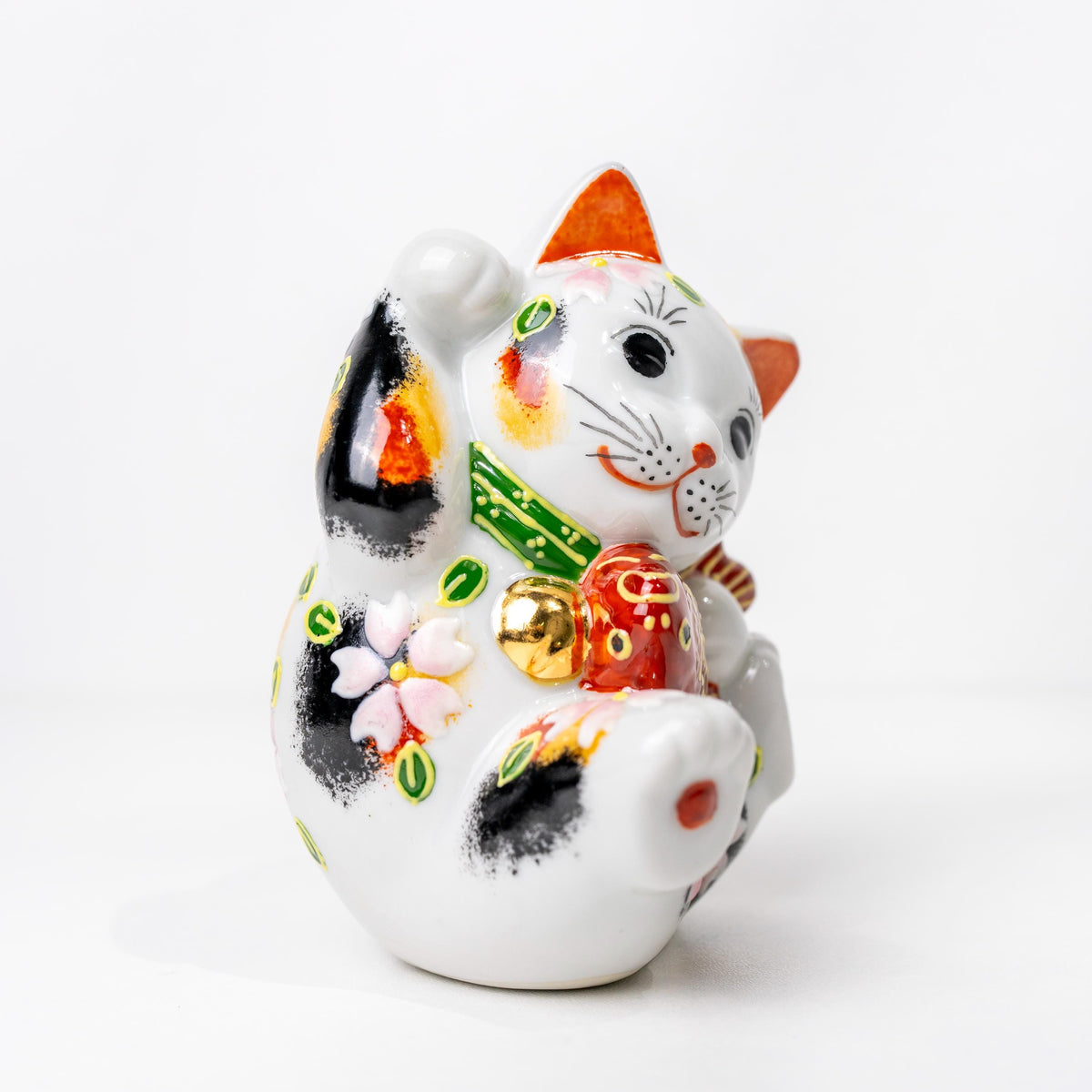 Underside of the ceramic maneki neko showing the unglazed base