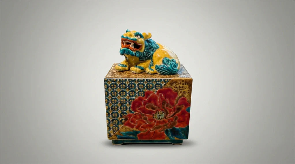 Un vase en porcelaine Kutani à l'émail jaune lumineux, centré sur un fond de studio gris doux.