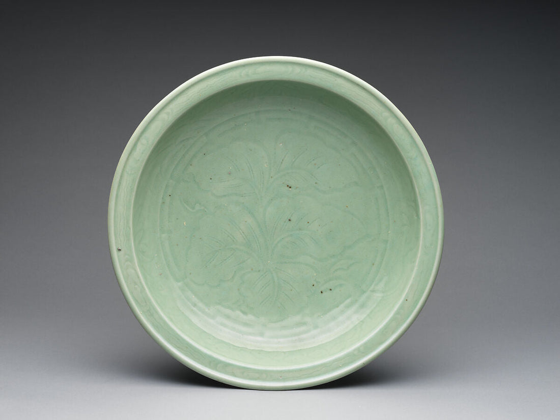Grand plat céladon d’Arita à décor végétal, Japon, vers les années 1640, Metropolitan Museum of Art.