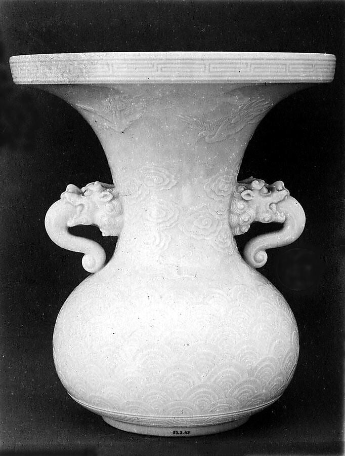 Vase sculpté en porcelaine blanche de Hirado, Japon, 1780, Metropolitan Museum of Art.