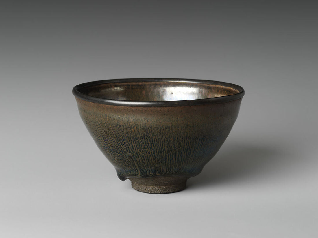 Bol à thé chinois de Jian des XIe–XIIe siècles, à émail à l’oxyde de fer et bord cerclé de métal, Metropolitan Museum of Art.