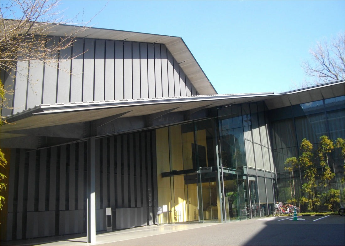 Entrance of the Nezu Museum in Tokyo, photographed in 2014 by Kentin.