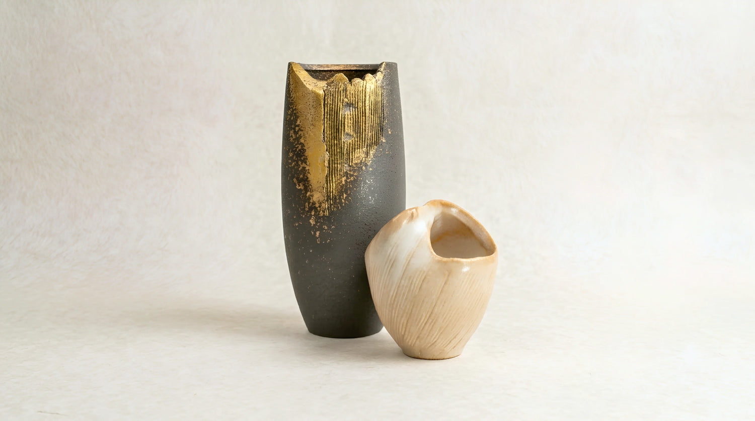 Céramique Shigaraki — vase à ikebana en grès à l'émail de cendre