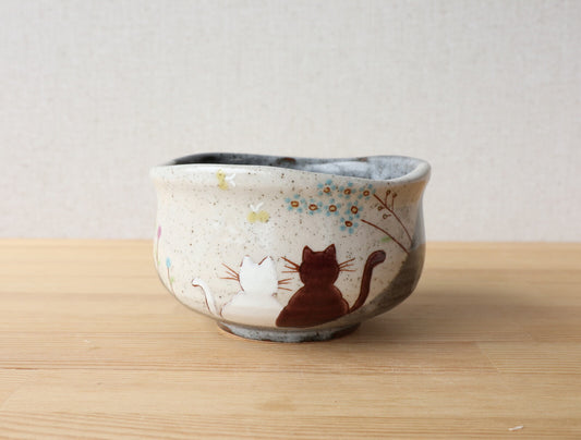 Hand-painted Kutani Hidamari matcha bowl with cat motif front view on tabletop
