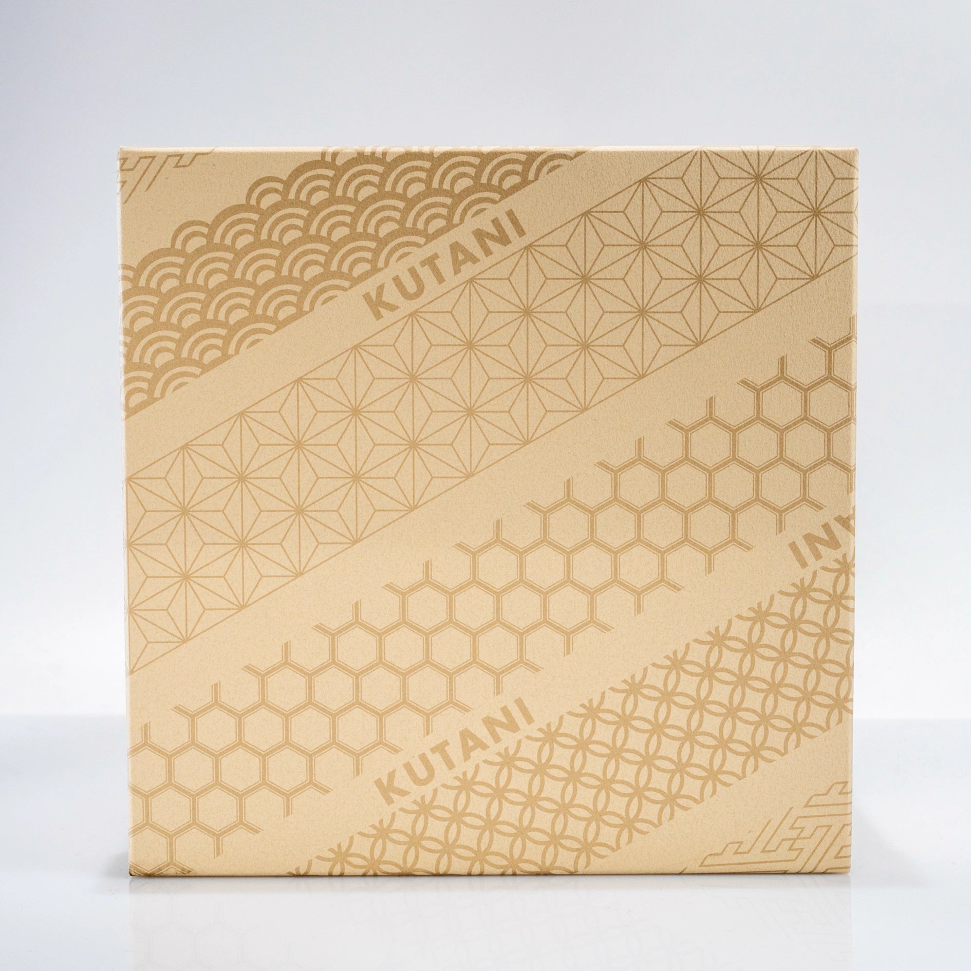 Presentation box for the Kutani yellow camellia dessert plate set