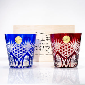 Twee rode en blauwe Edo Kiriko-whiskyglazen met zeshoekig slijppatroon en houten geschenkdoos