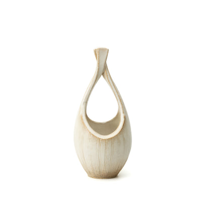 Hechimon Kairo vase with a cream-colored ridged body and tall teardrop-shaped loop.