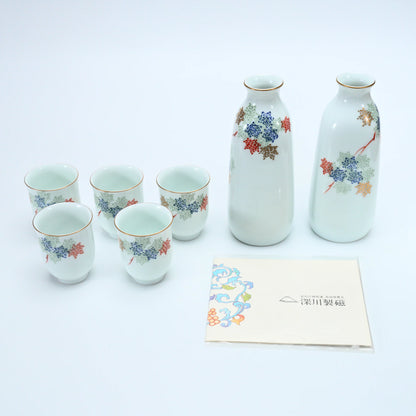 Vintage 1977 Fukagawa Seiji Kurenai Sake Set — 2 Tokkuri & 5 Ochoko, Arita — vue 1