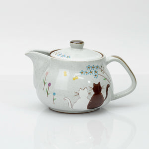 Front view of the Kutani Hidamari teapot with two painted cats