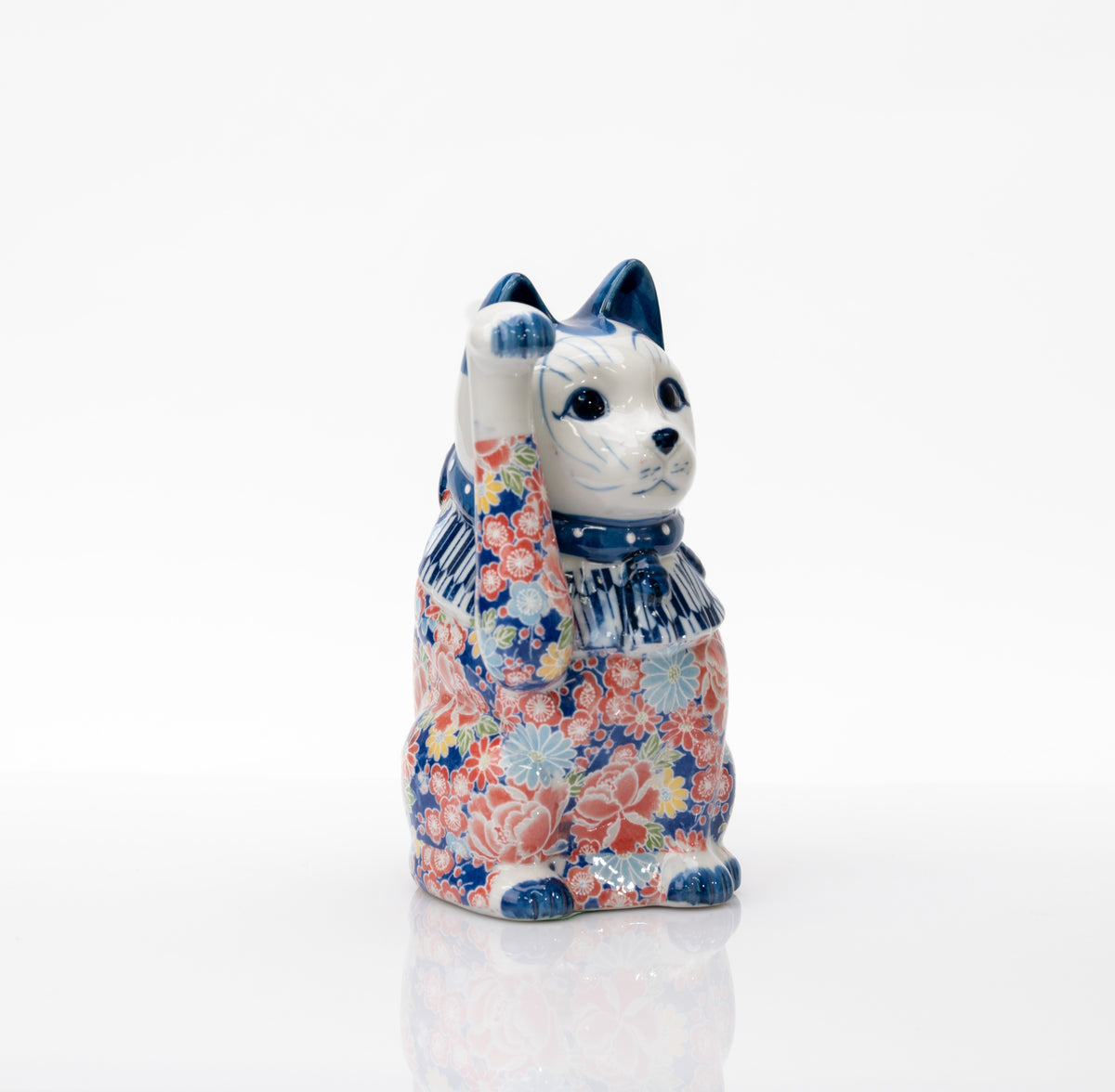 Vue de trois quarts du chat Seto bleu, avec la patte droite levée et le plastron rayé