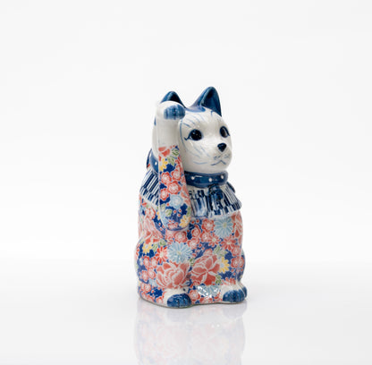 Vue de trois quarts du chat Seto bleu, avec la patte droite levée et le plastron rayé