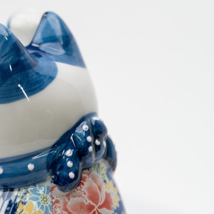 Gros plan sur le nœud bleu moulé et le collier à pois derrière le cou du chat
