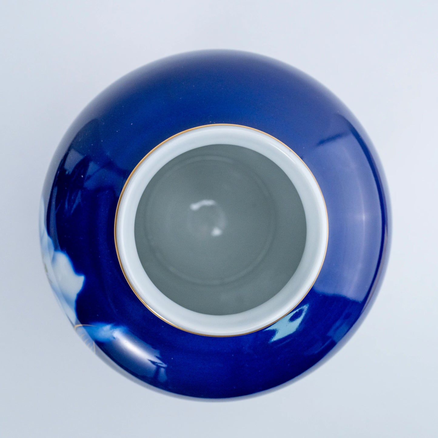 Vintage Fukagawa Seiji Ruri kobaltblaue Vase – Lilie & Schmetterling Sometsuke, Arita-Porzellan-Kabin (Ansicht 5)