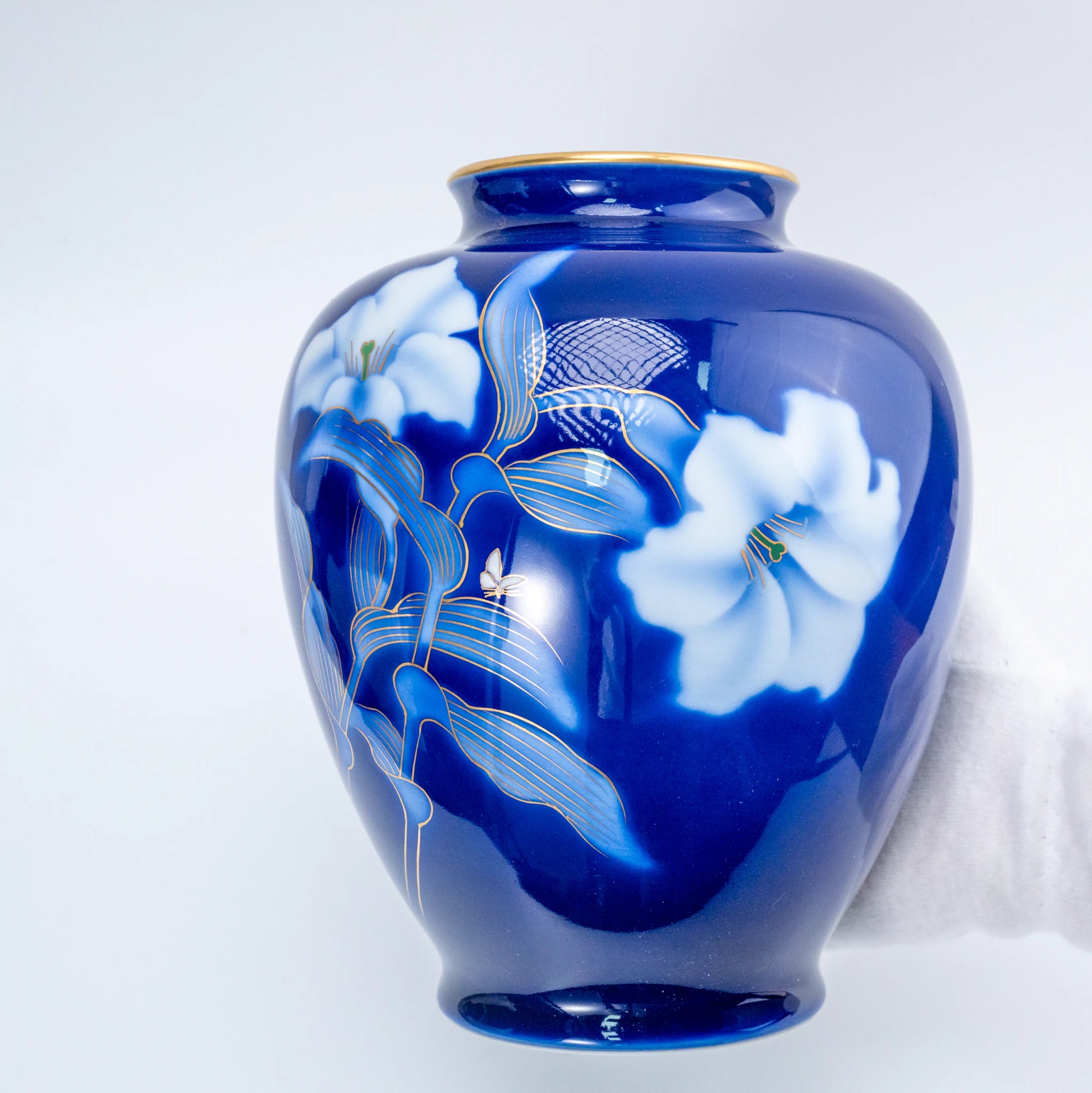 Vintage Fukagawa Seiji Ruri kobaltblaue Vase – Lilie & Schmetterling Sometsuke, Arita-Porzellan-Kabin (Ansicht 3)