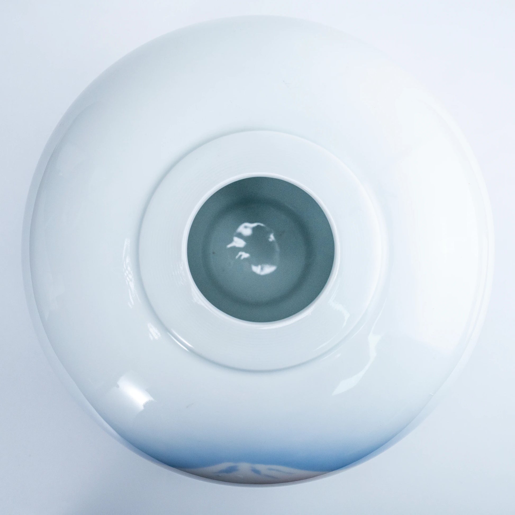 Vintage Fukagawa Seiji weiße Porzellanvase – Kanyō Sometsuke Blaulandschaft, gedrungenes Arita-Kabin (Ansicht 5)