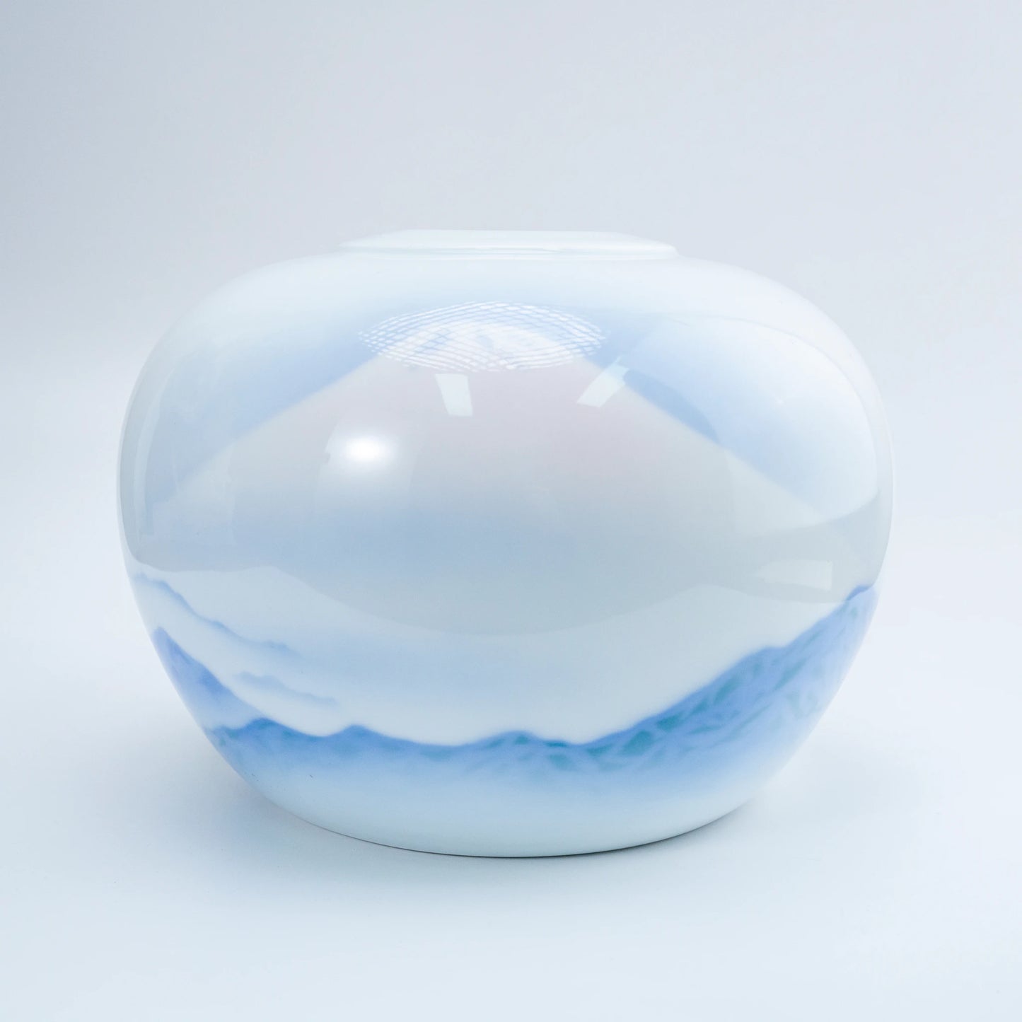 Vintage Fukagawa Seiji weiße Porzellanvase – Kanyō Sometsuke Blaulandschaft, gedrungenes Arita-Kabin (Ansicht 3)