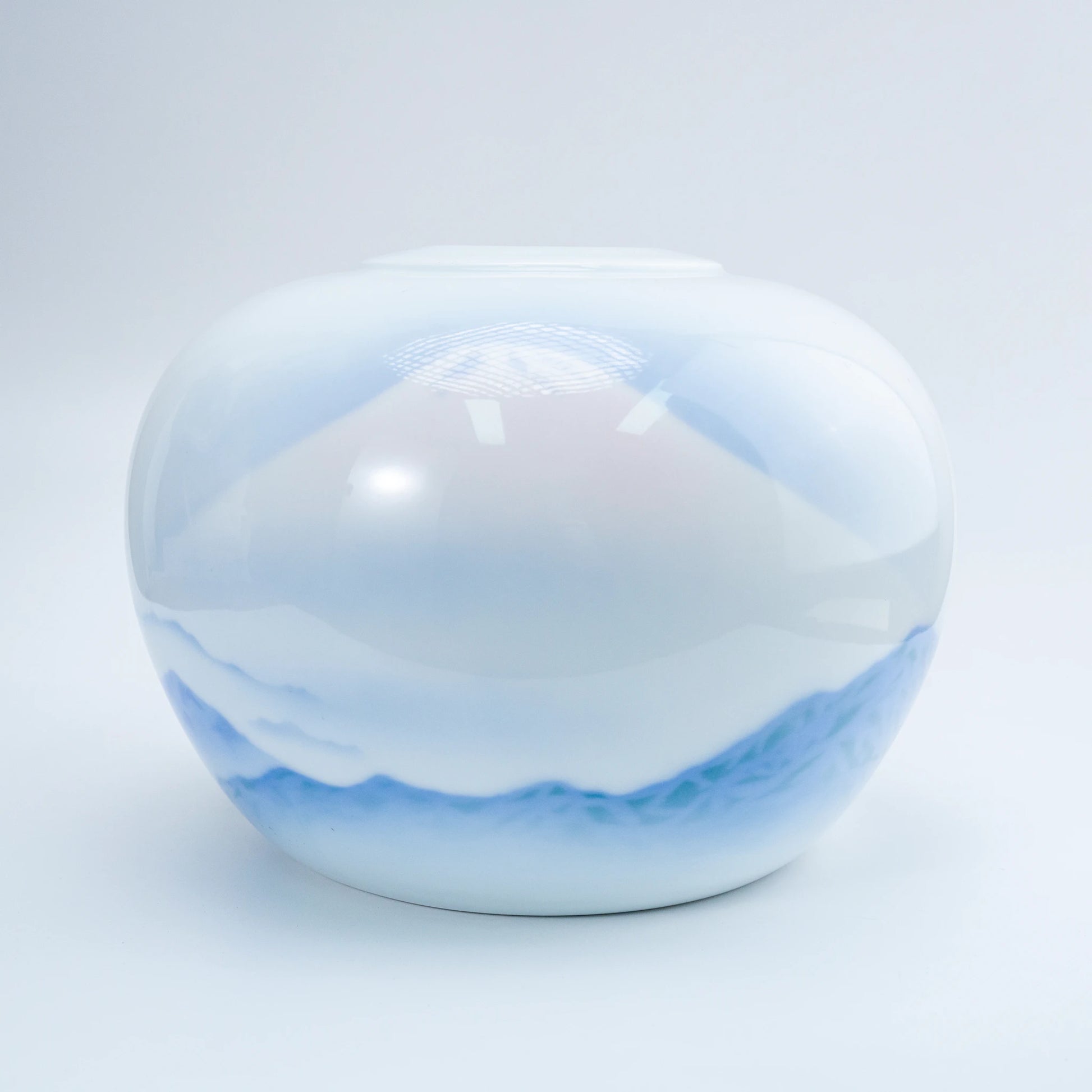Vintage Fukagawa Seiji weiße Porzellanvase – Kanyō Sometsuke Blaulandschaft, gedrungenes Arita-Kabin (Ansicht 3)
