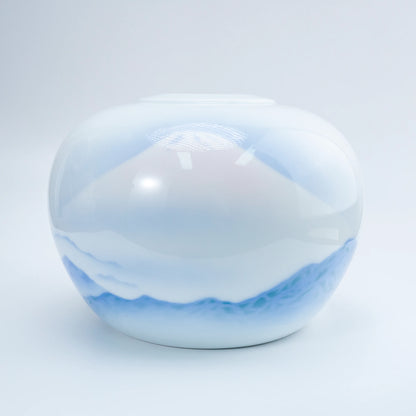 Vintage Fukagawa Seiji weiße Porzellanvase – Kanyō Sometsuke Blaulandschaft, gedrungenes Arita-Kabin (Ansicht 3)