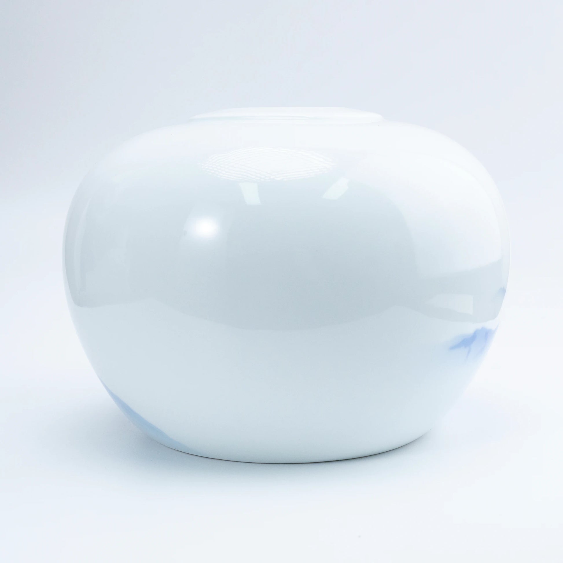 Vintage Fukagawa Seiji weiße Porzellanvase – Kanyō Sometsuke Blaulandschaft, gedrungenes Arita-Kabin (Ansicht 4)