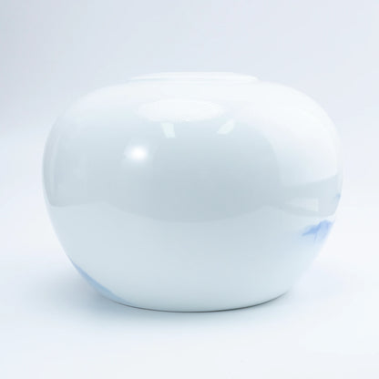 Vintage Fukagawa Seiji weiße Porzellanvase – Kanyō Sometsuke Blaulandschaft, gedrungenes Arita-Kabin (Ansicht 4)
