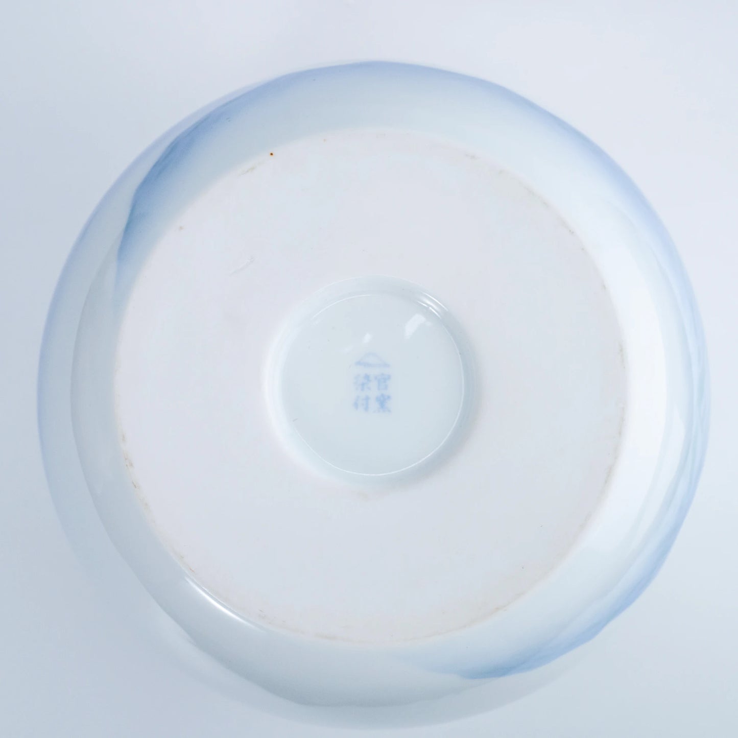 Vintage Fukagawa Seiji weiße Porzellanvase – Kanyō Sometsuke Blaulandschaft, gedrungenes Arita-Kabin (Ansicht 6)