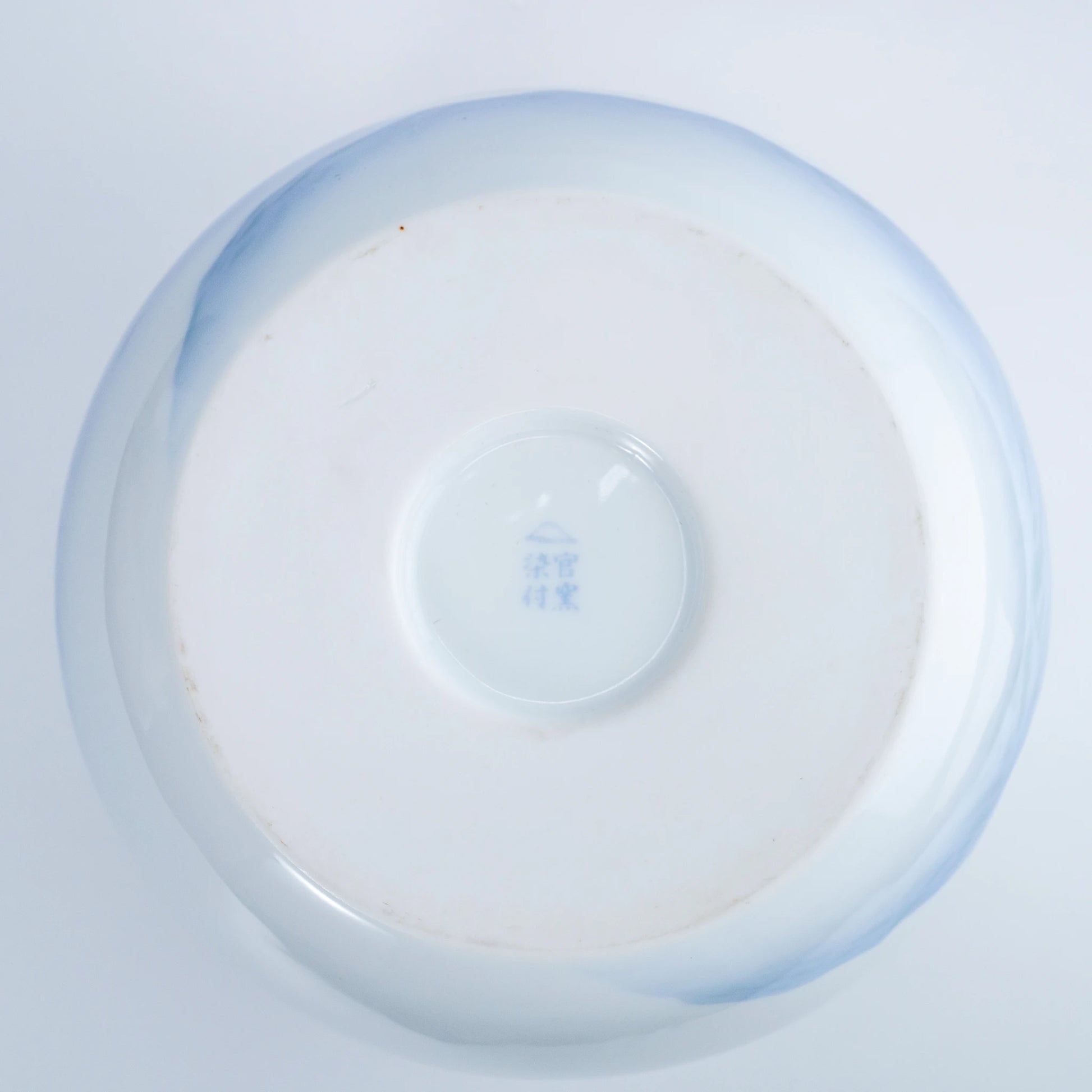 Vintage Fukagawa Seiji weiße Porzellanvase – Kanyō Sometsuke Blaulandschaft, gedrungenes Arita-Kabin (Ansicht 6)