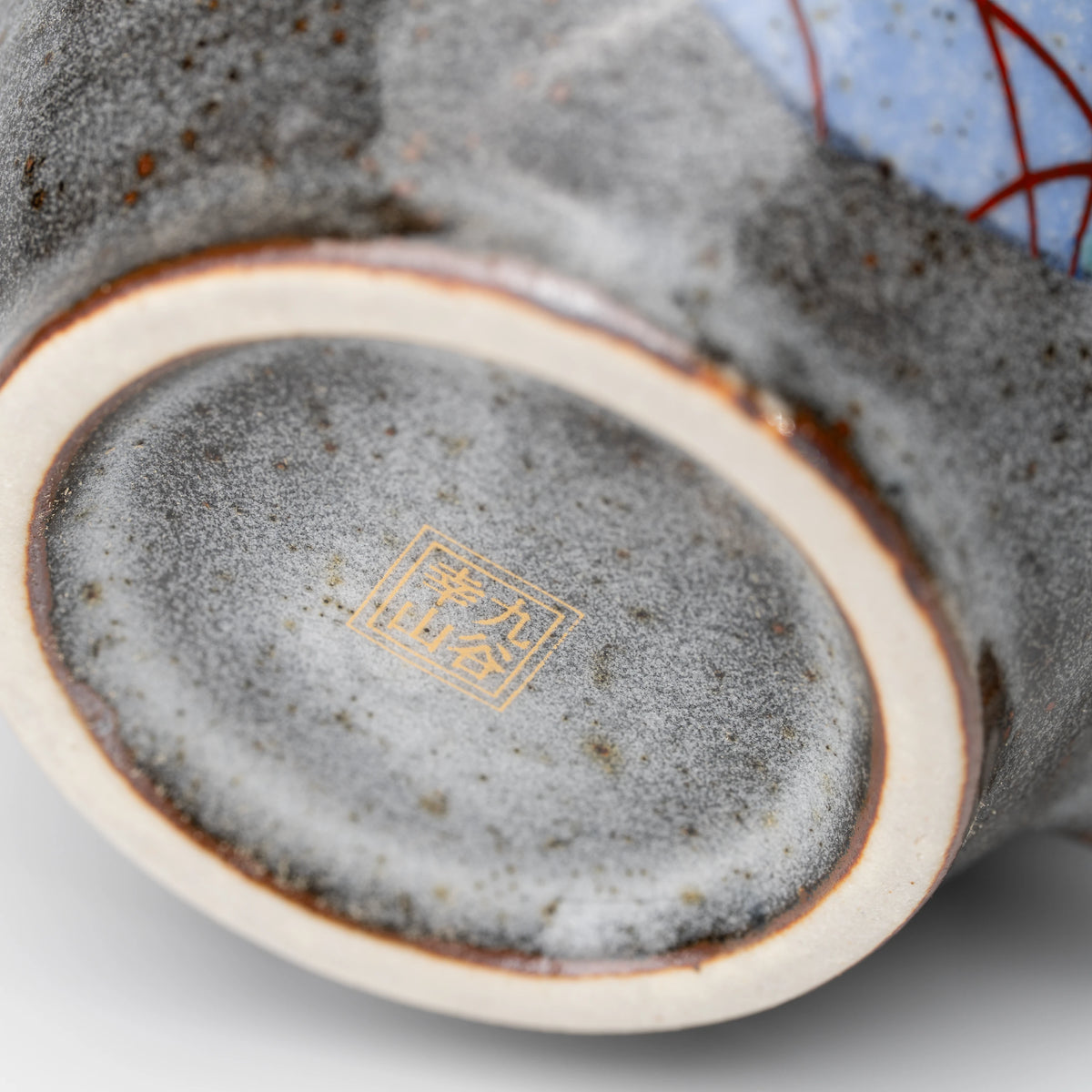 Rabbit motif mug, underside and foot.