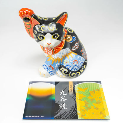 Maneki-neko noir Kutani-yaki — chat porte-bonheur en porcelaine peint à la main, motif Fuji blanc et Kikusui