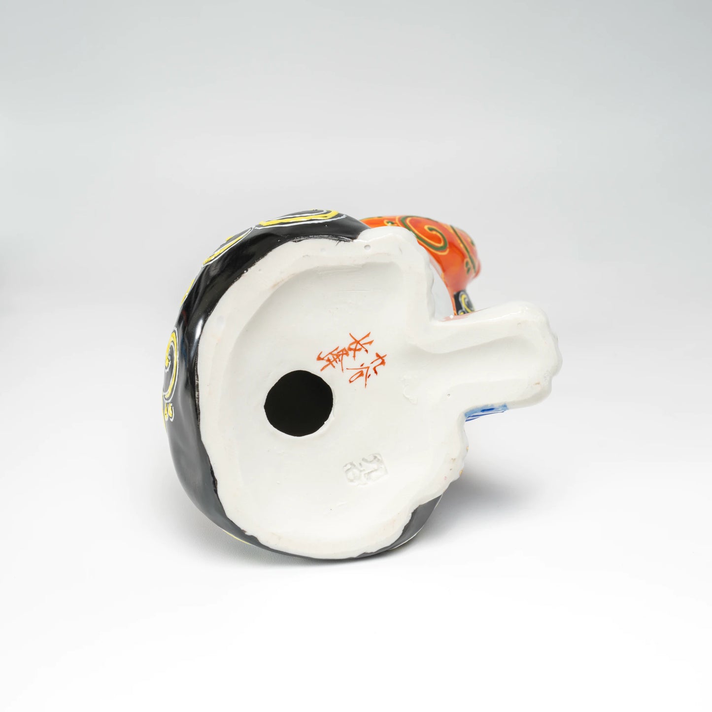 Maneki-neko noir Kutani-yaki — chat porte-bonheur en porcelaine peint à la main, motif Fuji blanc et Kikusui