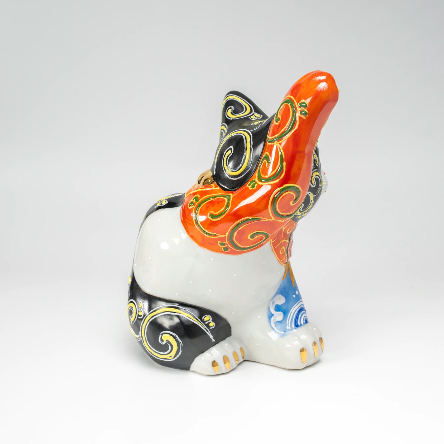 Maneki-neko noir Kutani-yaki — chat porte-bonheur en porcelaine peint à la main, motif Fuji blanc et Kikusui