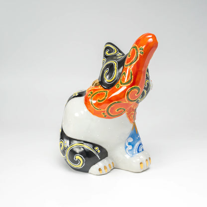 Maneki-neko noir Kutani-yaki — chat porte-bonheur en porcelaine peint à la main, motif Fuji blanc et Kikusui