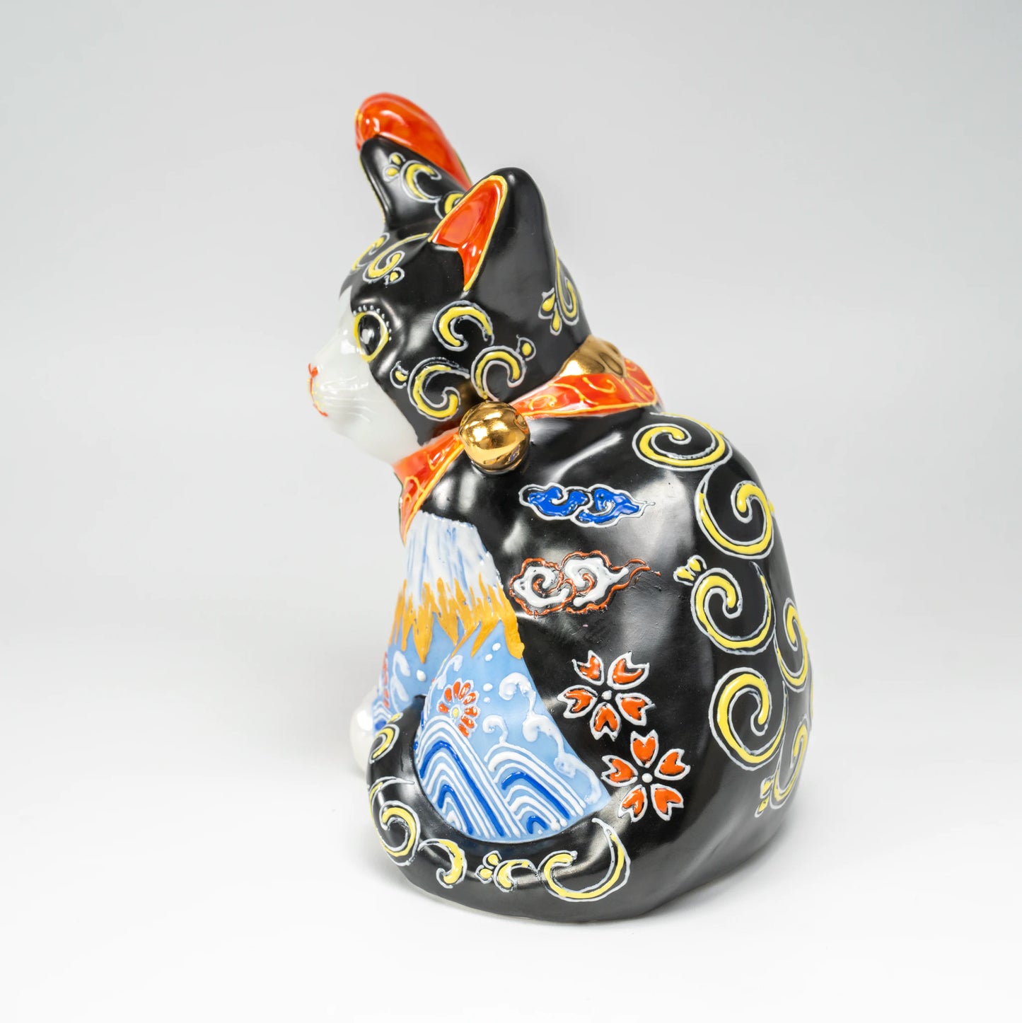 Maneki-neko noir Kutani-yaki — chat porte-bonheur en porcelaine peint à la main, motif Fuji blanc et Kikusui