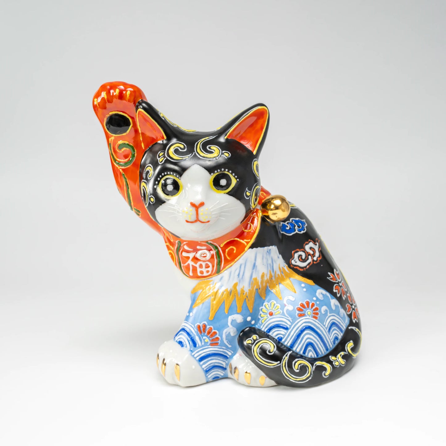 Maneki-neko noir Kutani-yaki — chat porte-bonheur en porcelaine peint à la main, motif Fuji blanc et Kikusui