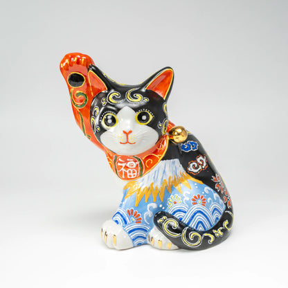 Maneki-neko noir Kutani-yaki — chat porte-bonheur en porcelaine peint à la main, motif Fuji blanc et Kikusui