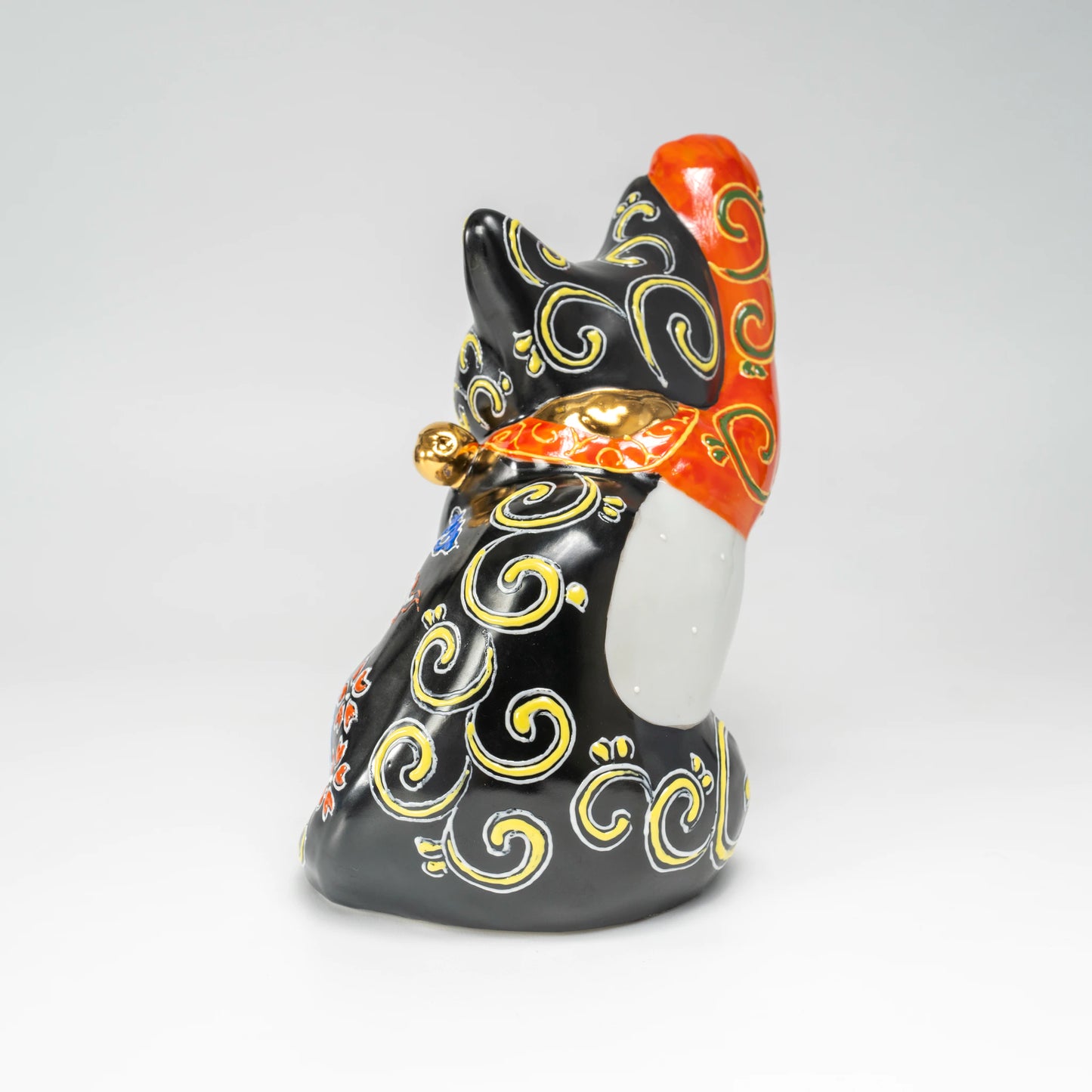 Maneki-neko noir Kutani-yaki — chat porte-bonheur en porcelaine peint à la main, motif Fuji blanc et Kikusui
