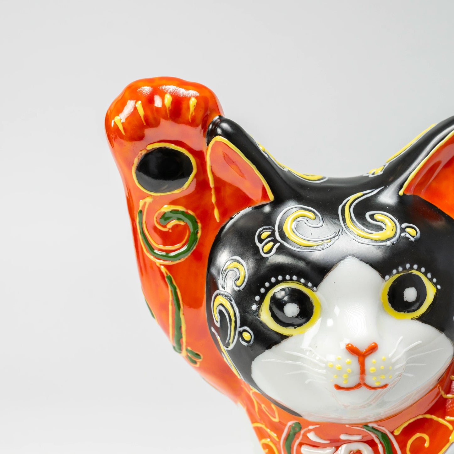Maneki-neko noir Kutani-yaki — chat porte-bonheur en porcelaine peint à la main, motif Fuji blanc et Kikusui