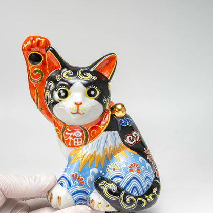 Maneki-neko noir Kutani-yaki — chat porte-bonheur en porcelaine peint à la main, motif Fuji blanc et Kikusui