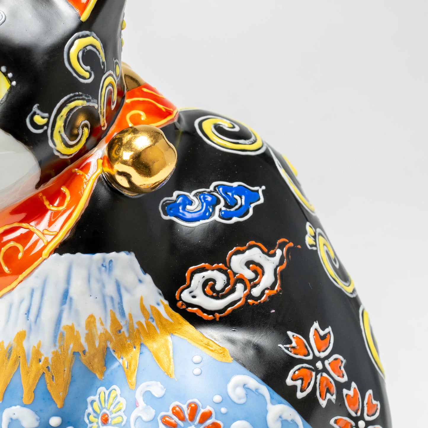 Maneki-neko noir Kutani-yaki — chat porte-bonheur en porcelaine peint à la main, motif Fuji blanc et Kikusui