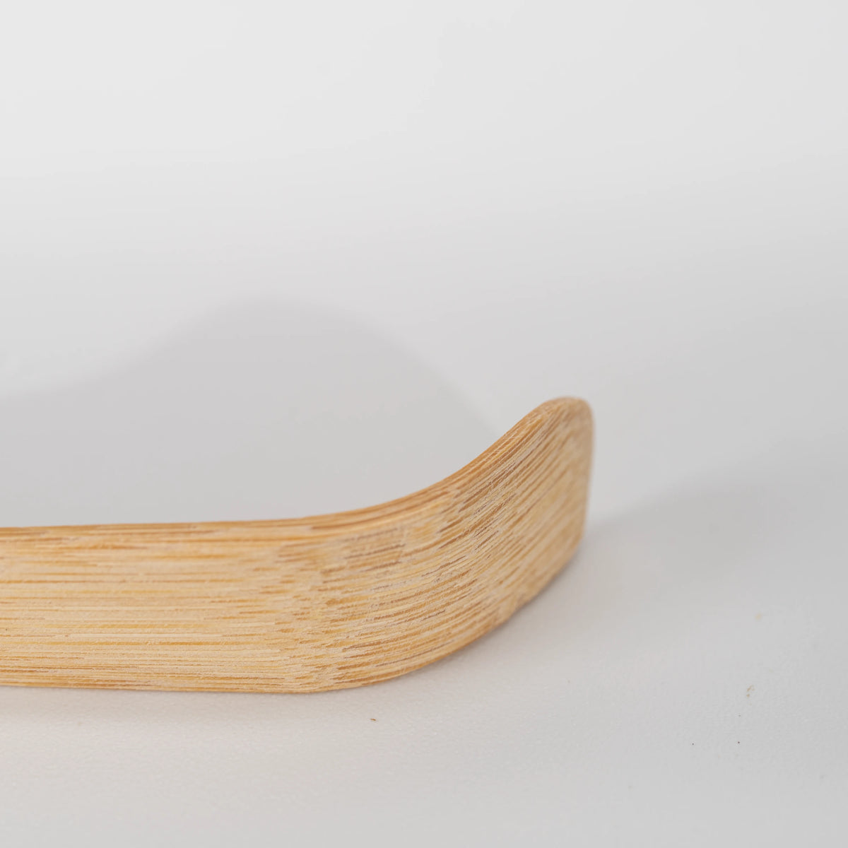 Paw-print bamboo matcha scoop, curved tip and bamboo grain.