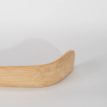 Paw-print bamboo matcha scoop, curved tip and bamboo grain.