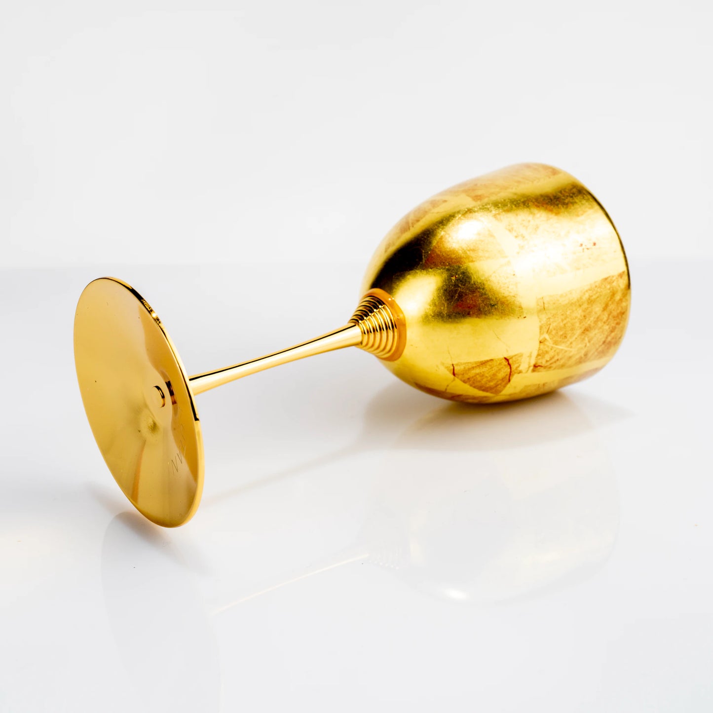 Kutani gold leaf red wine cup laid on its side
