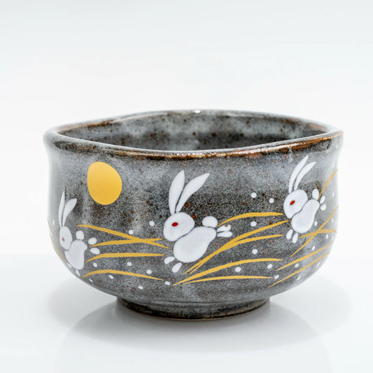 Vue de côté de Kutani hare rabbit matcha bol showing painted rabbit motif