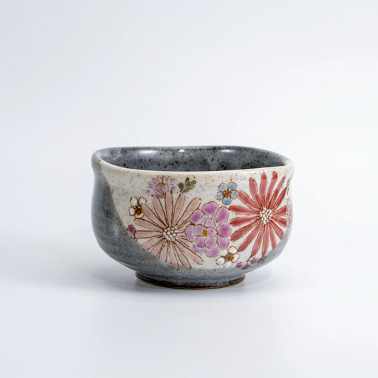 Kutani handbemalter Matcha-Chawan der Werkstatt Iroe Yū – Hana florale Wabi-Sabi-Steinzeugschale