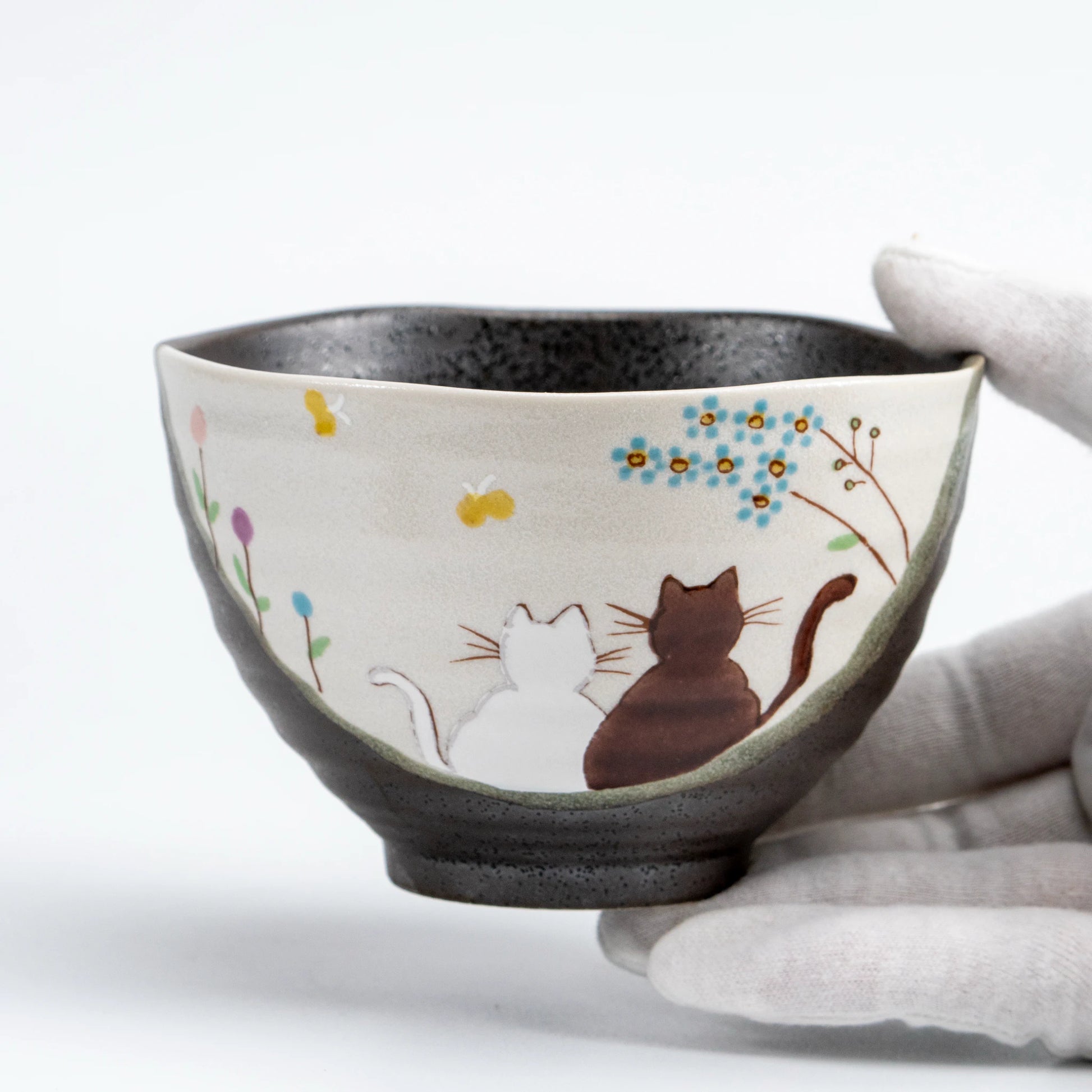 Top view of Kutani Hidamari donburi bowl interior with painted rim detail