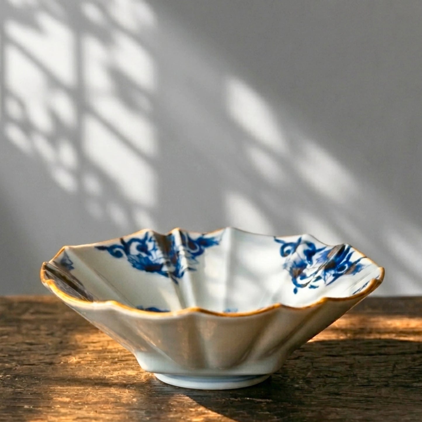 Arita Hasami Faceted Bowl, Blue and White Sometsuke Arabesque 14 cm
