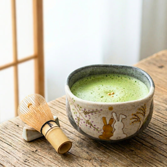 Hidamari-Hasen Kutani-yaki Matcha-Chawan – handbemalt von der Werkstatt Iroe Yū (Ansicht 2)