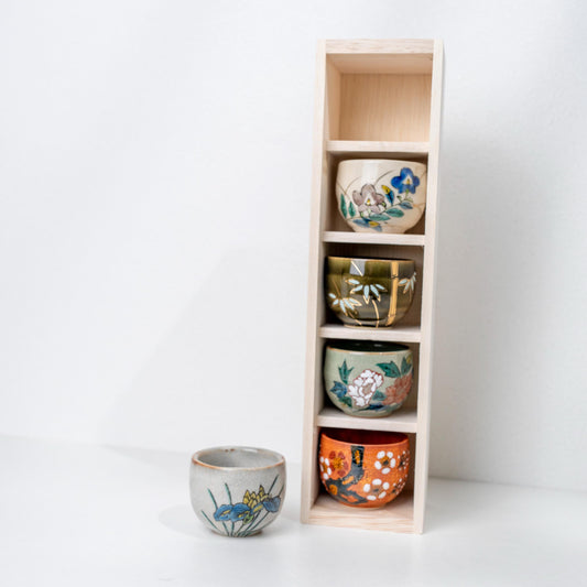 Vue de face de five Japanese verre à sakés in Kutani ware